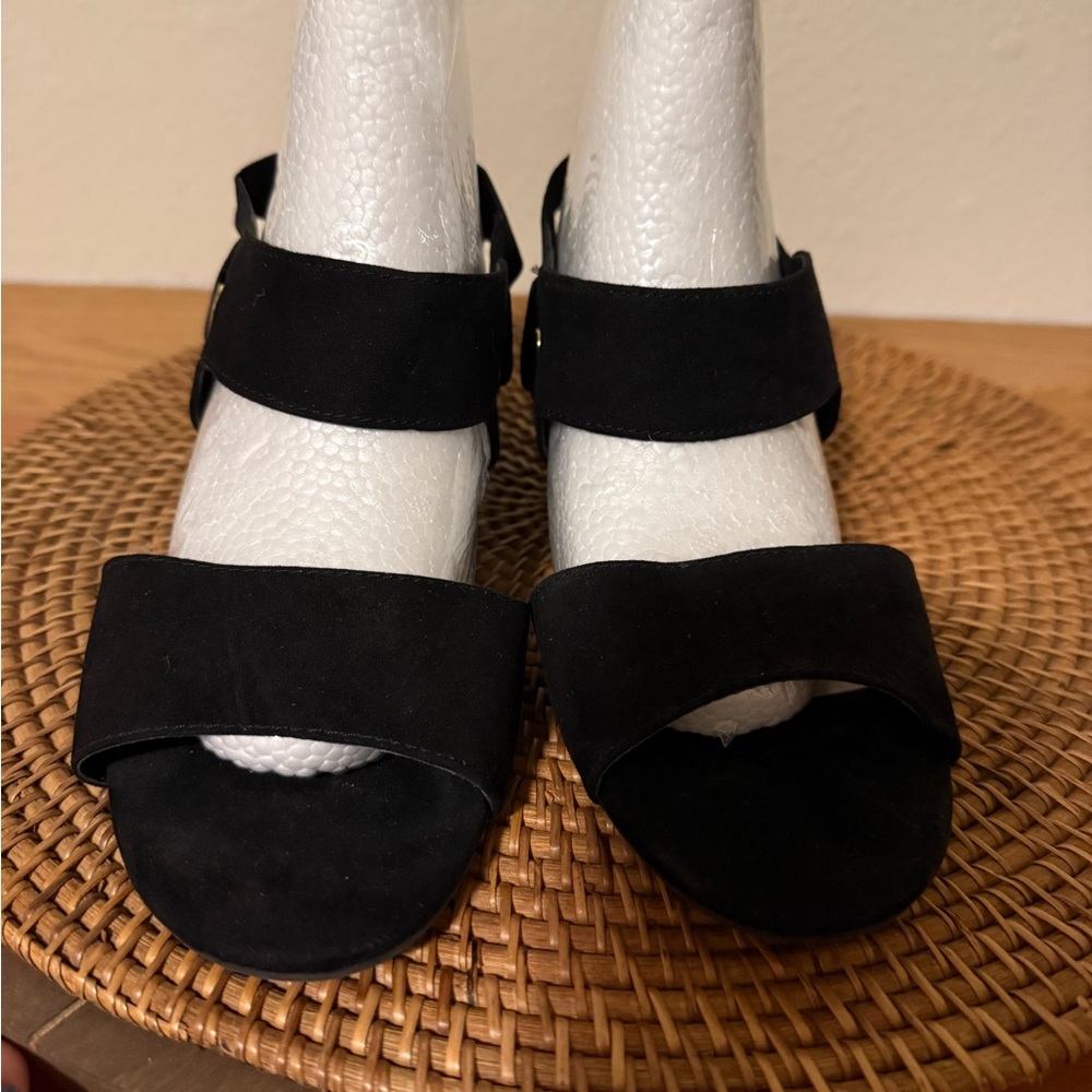 Liz Claiborne Black Low Block Heel Sandals‎ with Gold accents - Picture 6 of 11